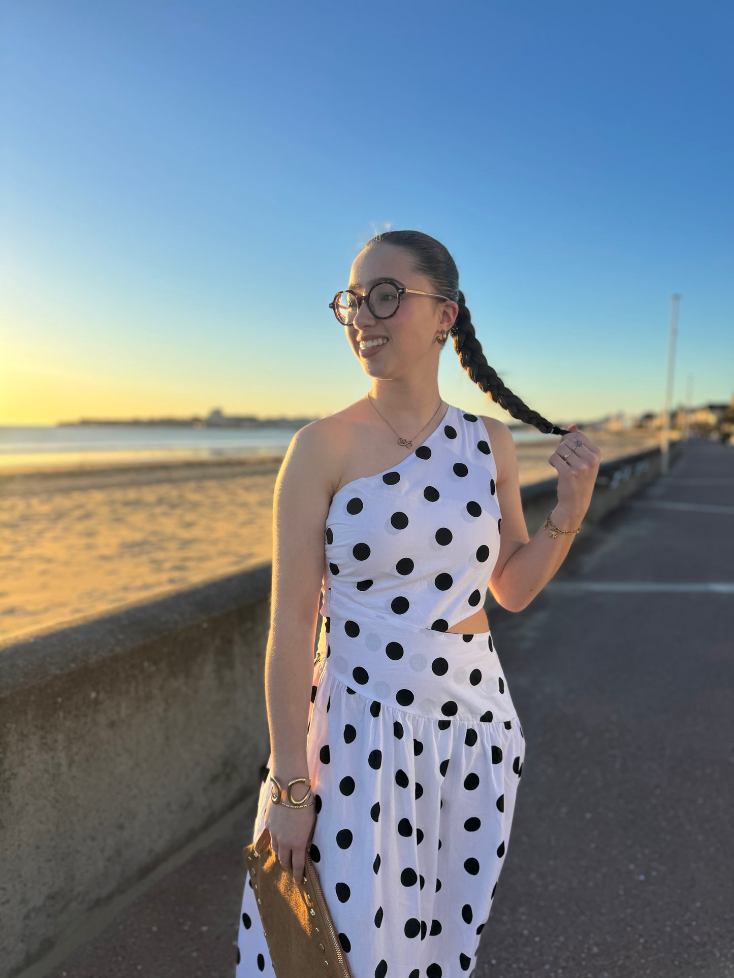 Robe cut out polka
