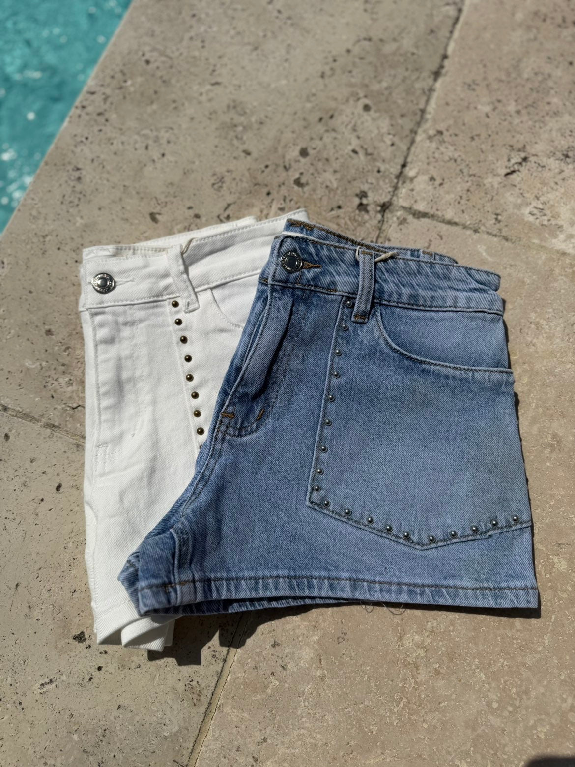 Short studs bleu