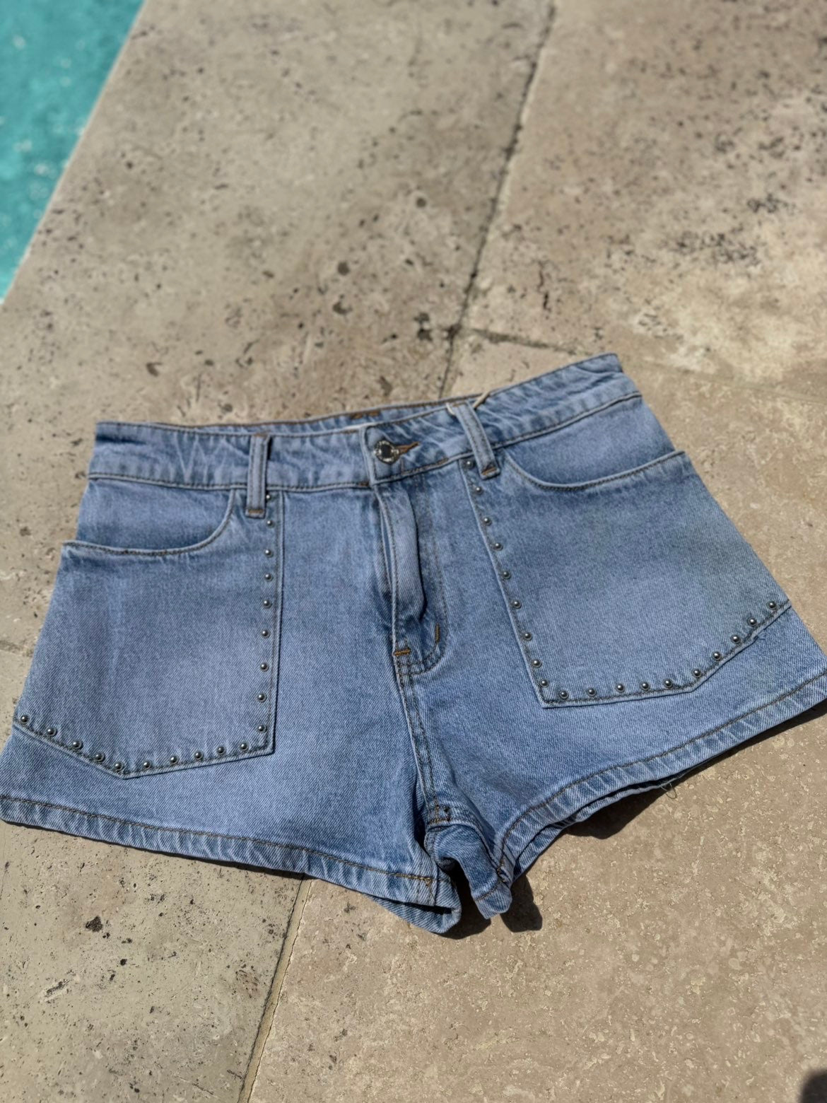 Short studs bleu
