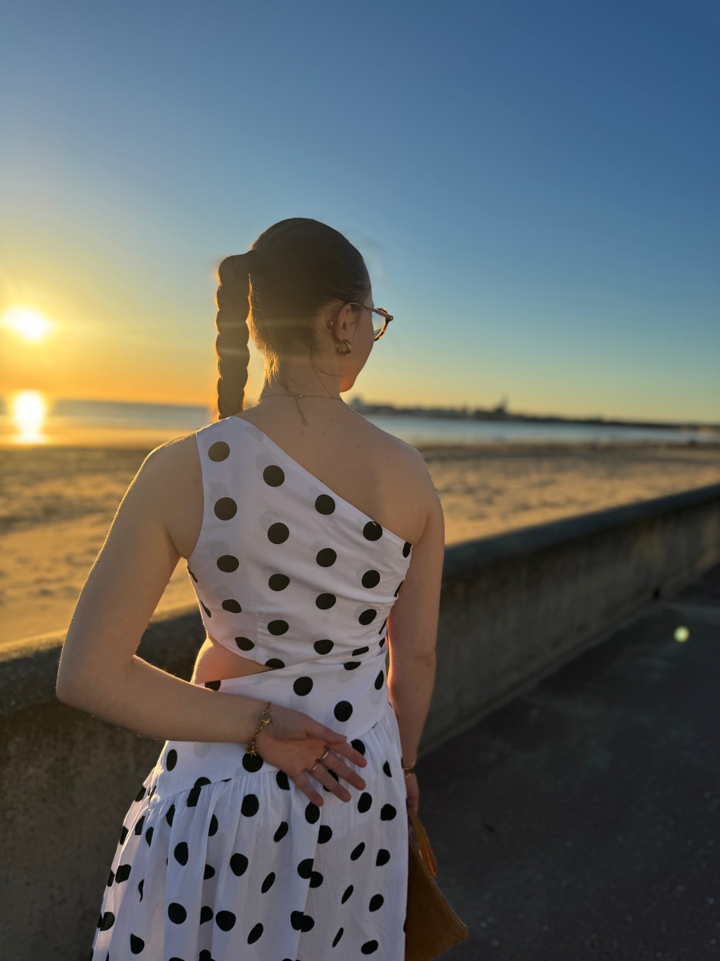 Robe cut out polka